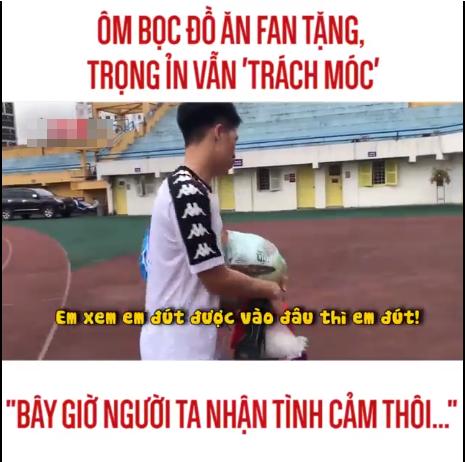 Chân tập tễnh ôm núi đồ được tặng, Đình Trọng vừa hờn dỗi vừa trách móc fans cực đáng yêu-3
