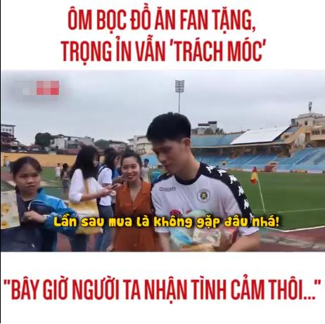 Chân tập tễnh ôm núi đồ được tặng, Đình Trọng vừa hờn dỗi vừa trách móc fans cực đáng yêu-4