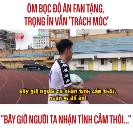 Chân tập tễnh ôm núi đồ được tặng, Đình Trọng vừa hờn dỗi vừa trách móc fans cực đáng yêu-5