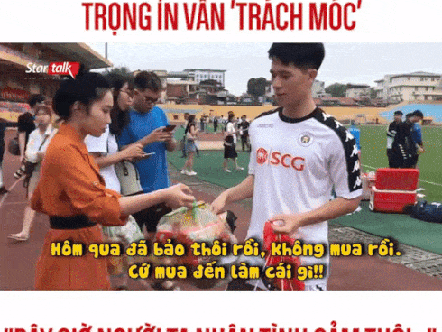 Chân tập tễnh ôm núi đồ được tặng, Đình Trọng vừa hờn dỗi vừa trách móc fans cực đáng yêu