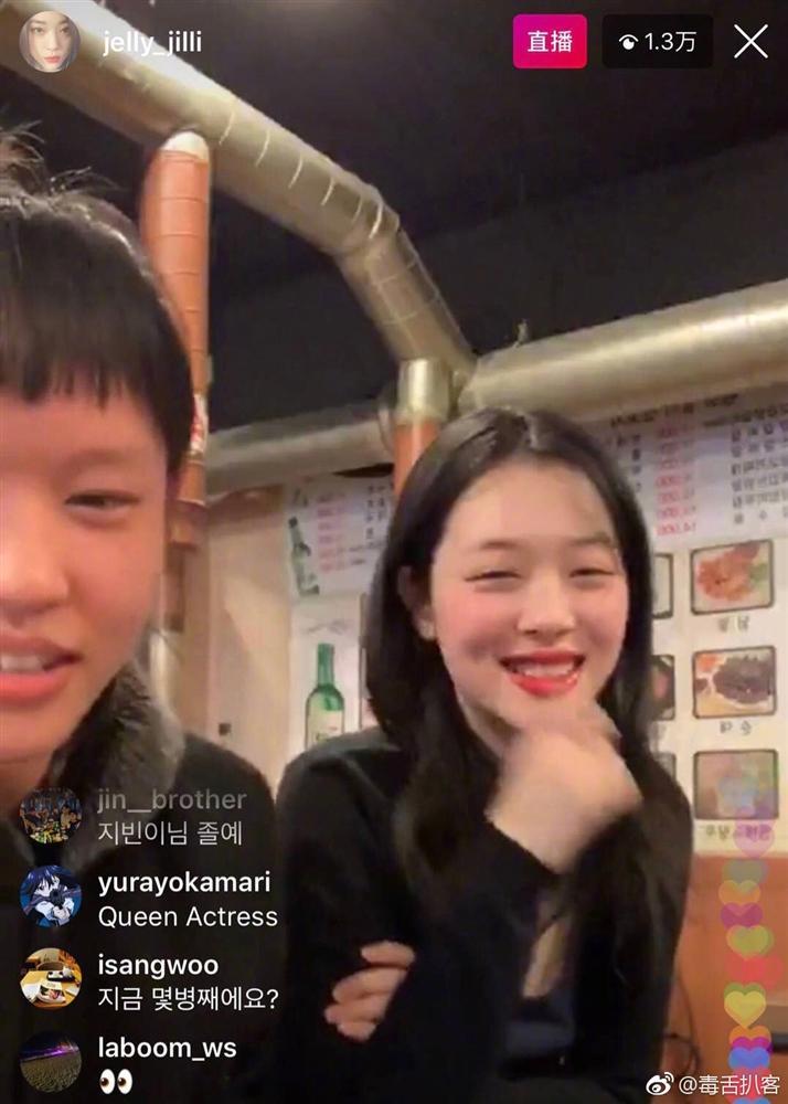 Công chúa thị phi Sulli vô tư thả rông vòng 1 trên sóng livestream-4