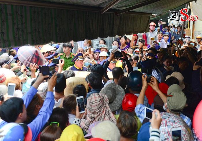 Xe chở linh cữu Anh Vũ đi giữa rừng người thương tiếc trên phố-2