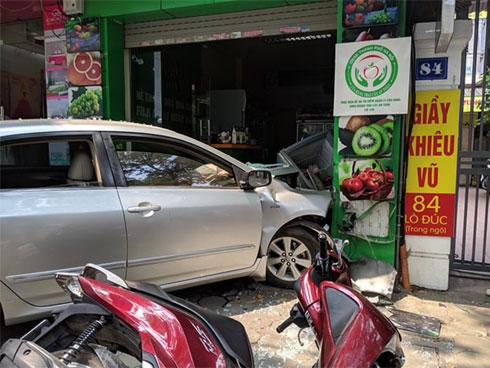 Thêm một người phụ nữ lái ô tô đâm thẳng cửa hàng bán hoa quả ở Hà Nội-1