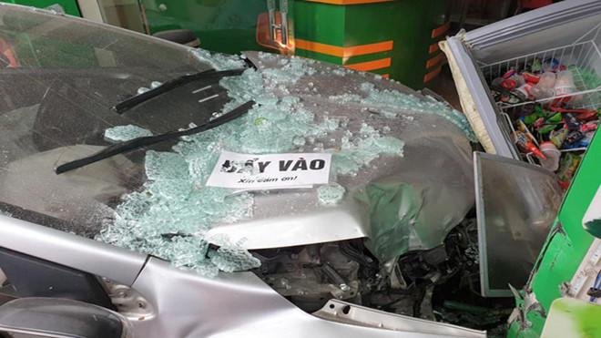 Thêm một người phụ nữ lái ô tô đâm thẳng cửa hàng bán hoa quả ở Hà Nội-2