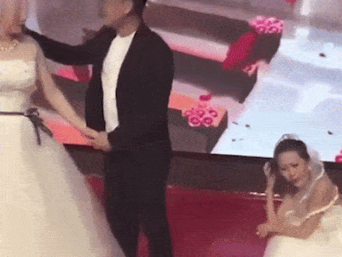 Clip có 1-0-2: Tình cũ mặc váy cưới đến lôi kéo chú rể, cô dâu chết đứng trên sân khấu ngày hôn lễ-1