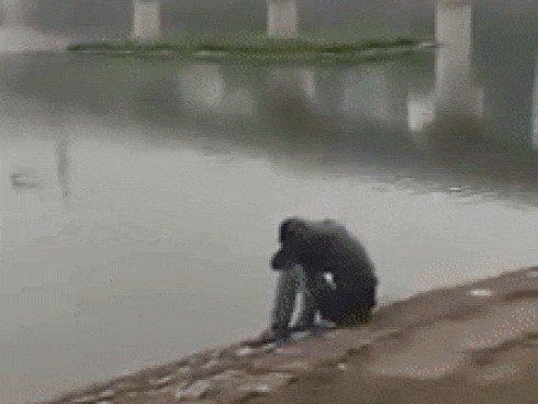 Xôn xao clip thanh niên ngồi khóc cả đêm bên hồ ở Hà Nội khi vừa chia tay mối tình kéo dài 5 năm-1
