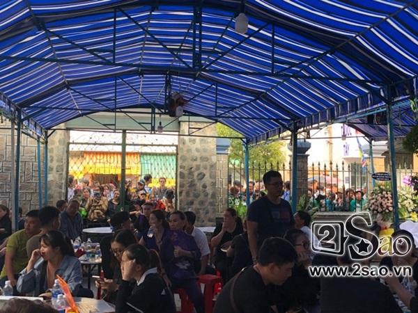 Người dân xếp hàng vào viếng cố nghệ sĩ Anh Vũ-4