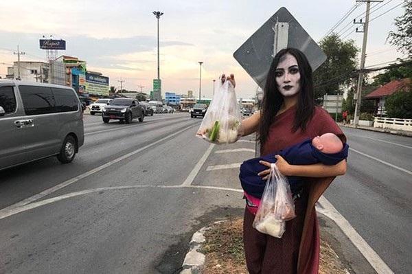 Ma nữ tay bế búp bê tay bán thịt nướng bên đường cao tốc gây sốt-2