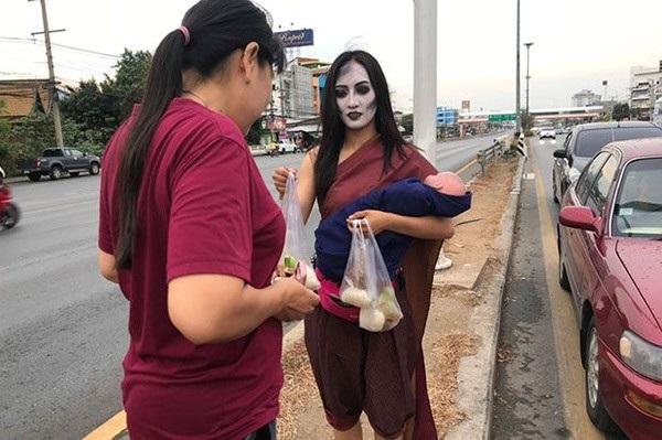 Ma nữ tay bế búp bê tay bán thịt nướng bên đường cao tốc gây sốt-3