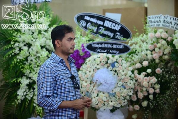 Siêu mẫu Đức Tiến từ Mỹ trở về viếng thăm Anh Vũ-1