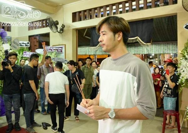 Các nghệ sĩ đến viếng thăm Anh Vũ-5