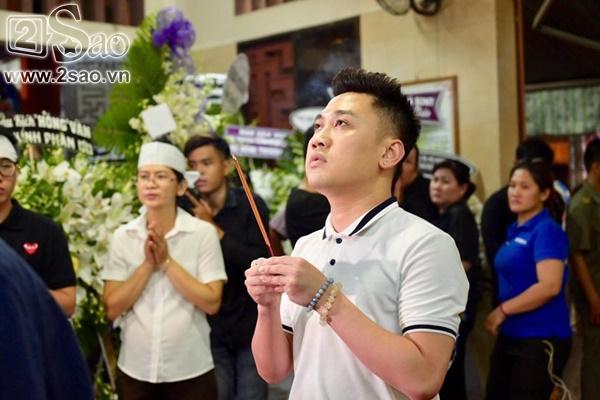 Các nghệ sĩ đến viếng thăm Anh Vũ-4