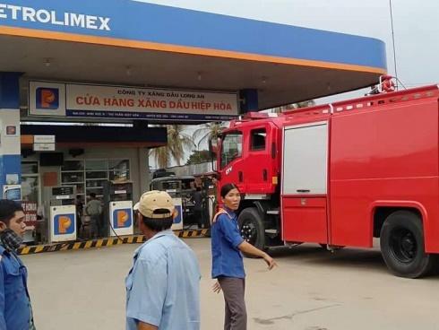 Đang tiếp nhiên liệu, xe bồn chở xăng dầu bốc cháy dữ dội