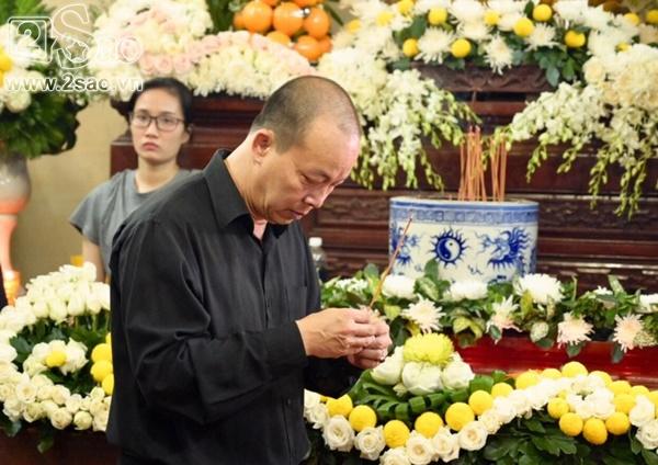 Các nghệ sĩ đến viếng thăm Anh Vũ-3