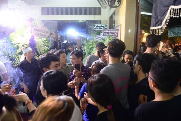 Đám đông lũ lượt kéo tới lễ tang cố nghệ sĩ Anh Vũ cười đùa, livestream câu view vô cùng phản cảm-9