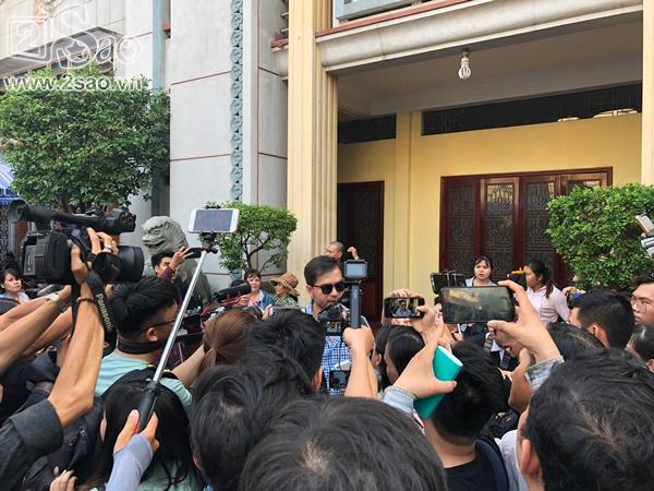 Đám đông lũ lượt kéo tới lễ tang cố nghệ sĩ Anh Vũ cười đùa, livestream câu view vô cùng phản cảm-2