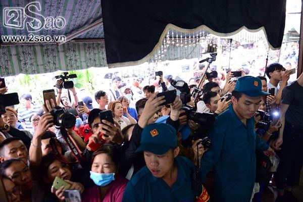 Đám đông lũ lượt kéo tới lễ tang cố nghệ sĩ Anh Vũ cười đùa, livestream câu view vô cùng phản cảm-1