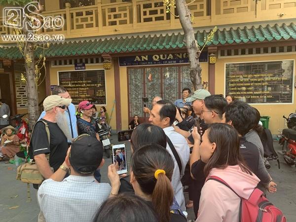 Đám đông lũ lượt kéo tới lễ tang cố nghệ sĩ Anh Vũ cười đùa, livestream câu view vô cùng phản cảm-3