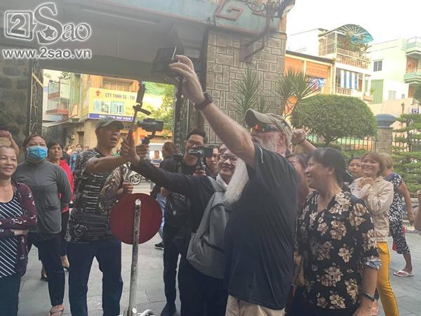 Đám đông lũ lượt kéo tới lễ tang cố nghệ sĩ Anh Vũ cười đùa, livestream câu view vô cùng phản cảm-4