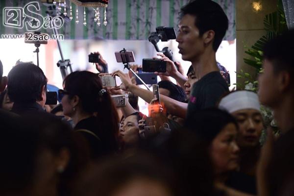 Đám đông lũ lượt kéo tới lễ tang cố nghệ sĩ Anh Vũ cười đùa, livestream câu view vô cùng phản cảm-6
