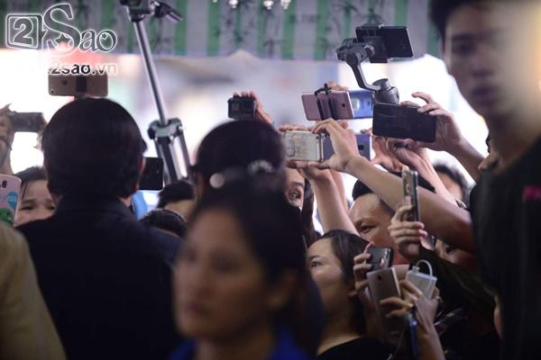 Đám đông lũ lượt kéo tới lễ tang cố nghệ sĩ Anh Vũ cười đùa, livestream câu view vô cùng phản cảm-7