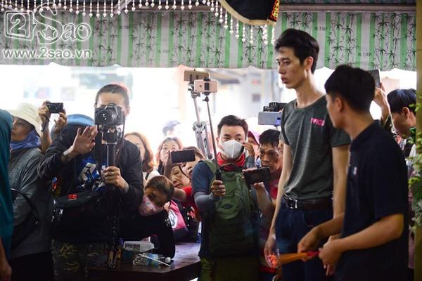 Đám đông lũ lượt kéo tới lễ tang cố nghệ sĩ Anh Vũ cười đùa, livestream câu view vô cùng phản cảm-8