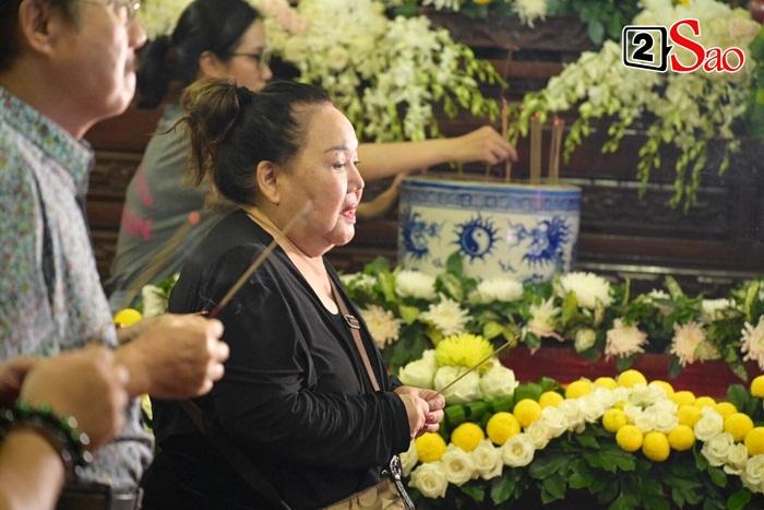 Trời càng tối, người dân đến viếng Anh Vũ càng đông-3