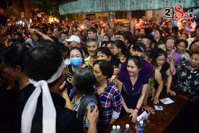 Trời càng tối, người dân đến viếng Anh Vũ càng đông-2