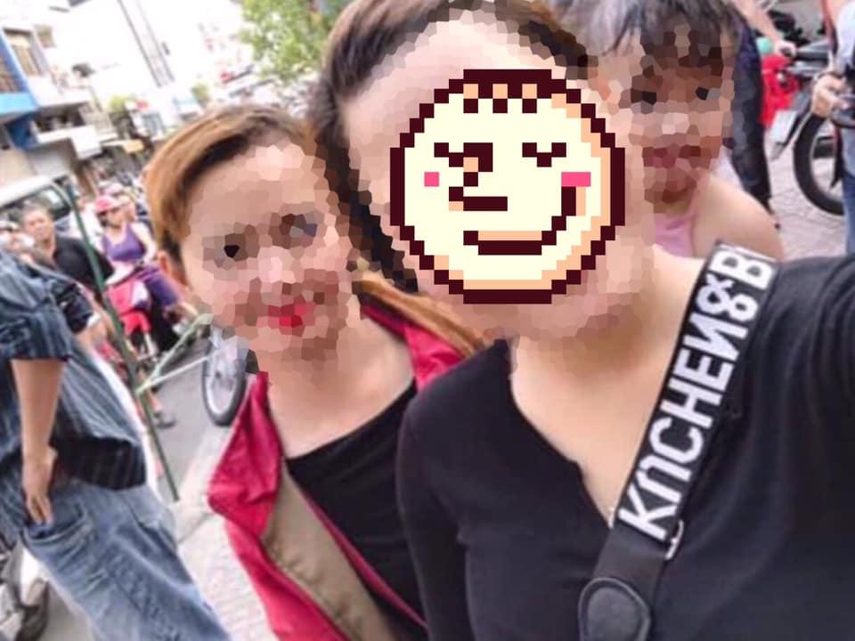 PHẪN NỘ hình ảnh cô gái đến đám tang nghệ sĩ Anh Vũ chụp ảnh tươi cười và bắn tim trước cáo phó-3