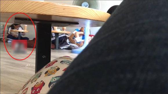 Cặp đôi khoác trên người đồng phục học sinh, nằm quấn nhau diễn cảnh nóng ở quán trà sữa khiến người xung quanh đỏ mặt quay đi-2