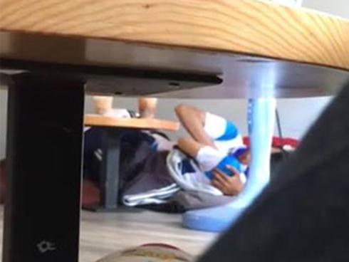 Nghĩ làm chuyện ấy trên chiếc đu quay sẽ kín đáo, cặp nam nữ khiến người phía dưới đỏ mặt khi nhìn hình ảnh qua cửa kính-3