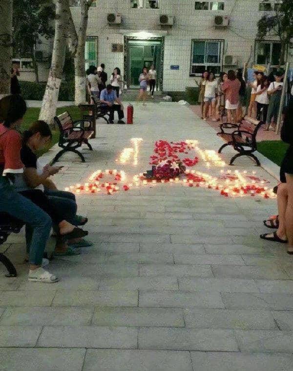 Thanh niên thắp nến tỏ tình ở kí túc xá, bác bảo vệ có tâm chuẩn bị sẵn bình chữa cháy-1