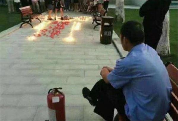 Thanh niên thắp nến tỏ tình ở kí túc xá, bác bảo vệ có tâm chuẩn bị sẵn bình chữa cháy-2