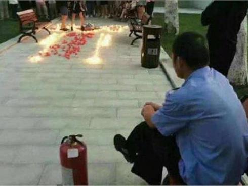 Ấm lòng hình ảnh bác bảo vệ mặc áo mưa, che ô cho sinh viên-2