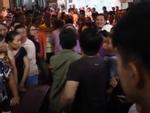 Quá đông người đến viếng khiến xảy ra xô xát tại lễ tang Anh Vũ