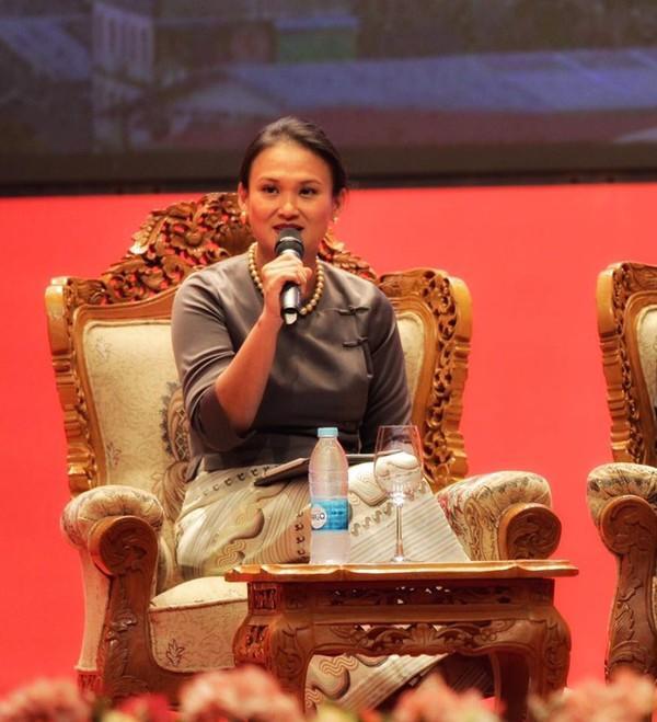 Xinh đẹp, gia thế khủng thôi chưa đủ, vợ mới của chồng cũ Hồng Nhung còn gây chú ý bởi...-8