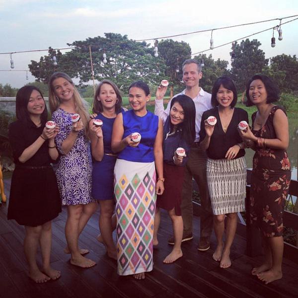 Xinh đẹp, gia thế khủng thôi chưa đủ, vợ mới của chồng cũ Hồng Nhung còn gây chú ý bởi...-10