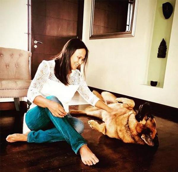 Xinh đẹp, gia thế khủng thôi chưa đủ, vợ mới của chồng cũ Hồng Nhung còn gây chú ý bởi...-12