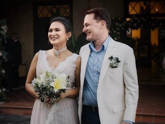 Xinh đẹp, gia thế khủng thôi chưa đủ, vợ mới của chồng cũ Hồng Nhung còn gây chú ý bởi...