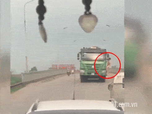 Clip sốc: Bị CSGT đu bám, tài xế xe tải cho xe chạy lùi để tìm cách thoát thân