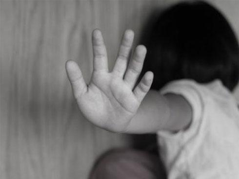 Người mẹ đau đớn làm đơn tố cáo gã xe ôm 60 tuổi xâm hại con gái 5 tuổi: Con bé nói ông ấy làm nó đau lắm...-4