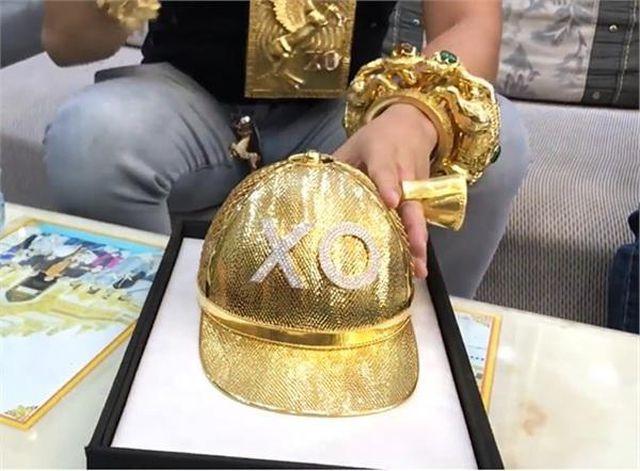Mũ đúc vàng 24K, giầy dép cá sấu, đồng hồ nhiều tỷ... Phúc XO chính là dân chơi thời trang nhất Việt Nam-4