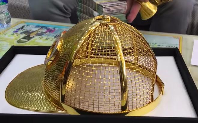 Mũ đúc vàng 24K, giầy dép cá sấu, đồng hồ nhiều tỷ... Phúc XO chính là dân chơi thời trang nhất Việt Nam-5