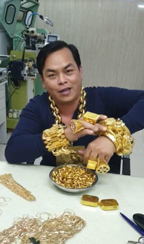 Mũ đúc vàng 24K, giầy dép cá sấu, đồng hồ nhiều tỷ... Phúc XO chính là dân chơi thời trang nhất Việt Nam-2