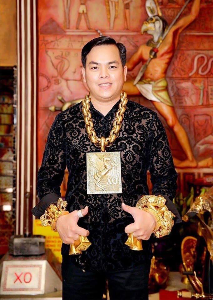 Mũ đúc vàng 24K, giầy dép cá sấu, đồng hồ nhiều tỷ... Phúc XO chính là dân chơi thời trang nhất Việt Nam-1