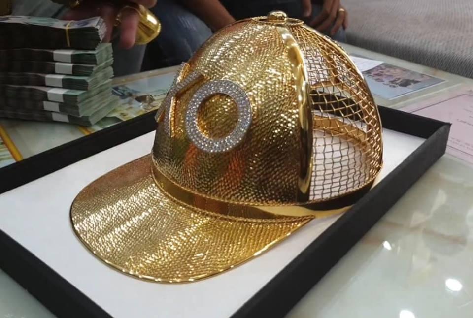 Mũ đúc vàng 24K, giầy dép cá sấu, đồng hồ nhiều tỷ... Phúc XO chính là dân chơi thời trang nhất Việt Nam-6