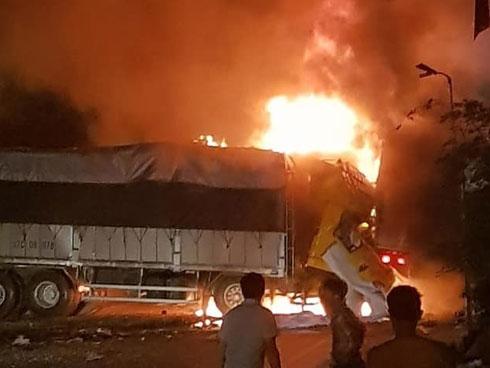 Thanh Hóa: 2 người chết cháy trên cabin xe tải sau tiếng nổ lớn-1