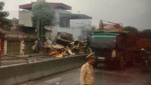 Thanh Hóa: 2 người chết cháy trên cabin xe tải sau tiếng nổ lớn-2