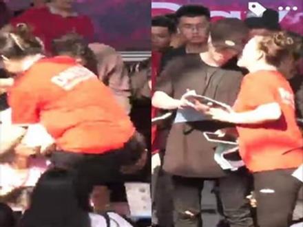 Cộng đồng mạng phẫn nộ truy tìm fan cuồng 'cưỡng hôn' khiến Bùi Anh Tuấn toát mồ hôi hột