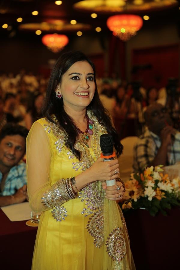 Hai mẹ con Cô dâu 8 tuổi tái ngộ khán giả Việt trong siêu phẩm mới-4